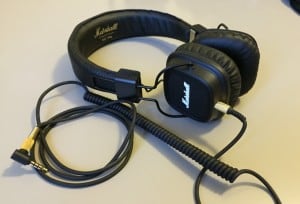 Marshall Major II høretelefoner på bord